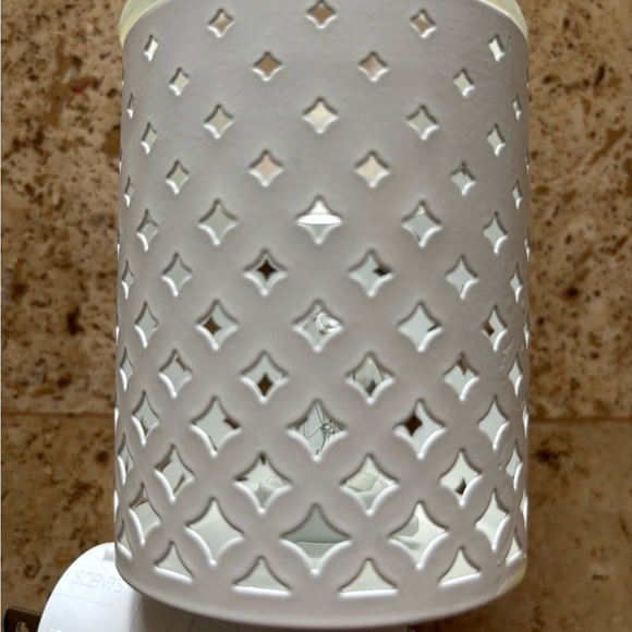 Scentsy mini wall diffuser - Picture 2 of 3